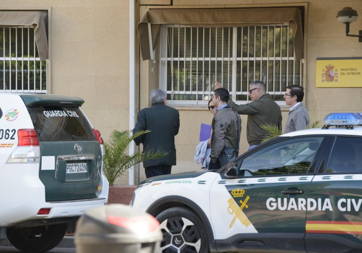 El comisario de Aguas, Francisco Javier García (izqda.) y su antecesor, José Carlos González (dcha.), con otros técnicos de la CHS, ayer ante la Comandancia de la Guardia Civil.