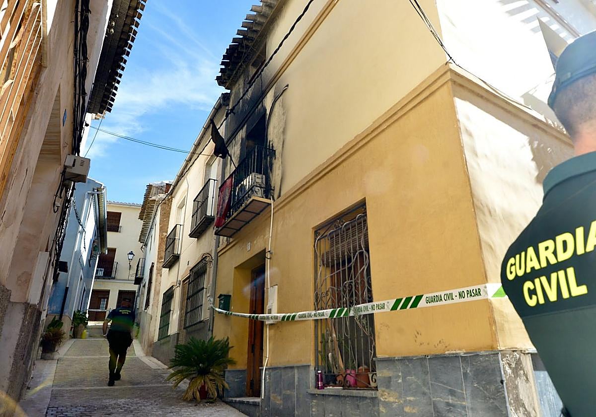 Agentes de la Benemérita custodian la vivienda donde se produjo el fuego, ayer, en Ricote.
