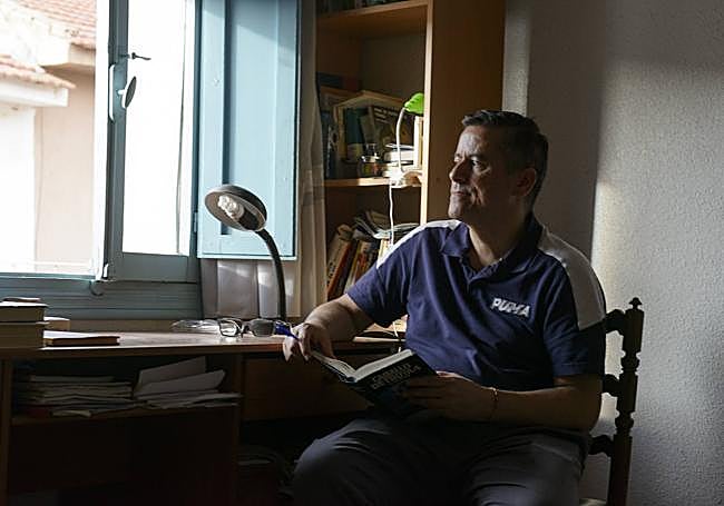 Isidro López disfruta en su casa de la lectura, una de las pocas actividades que la enfermedad aún le permite realizar.