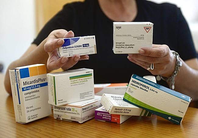 María Pérez muestra todos los fármacos que toma a diario para tratar de controlar el dolor.