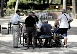 Un grupo de pensionistas juegan al dominó, en una imagen de archivo.