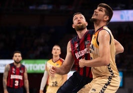 Una jugada del partido entre el Baskonia y el UCAM Murcia.