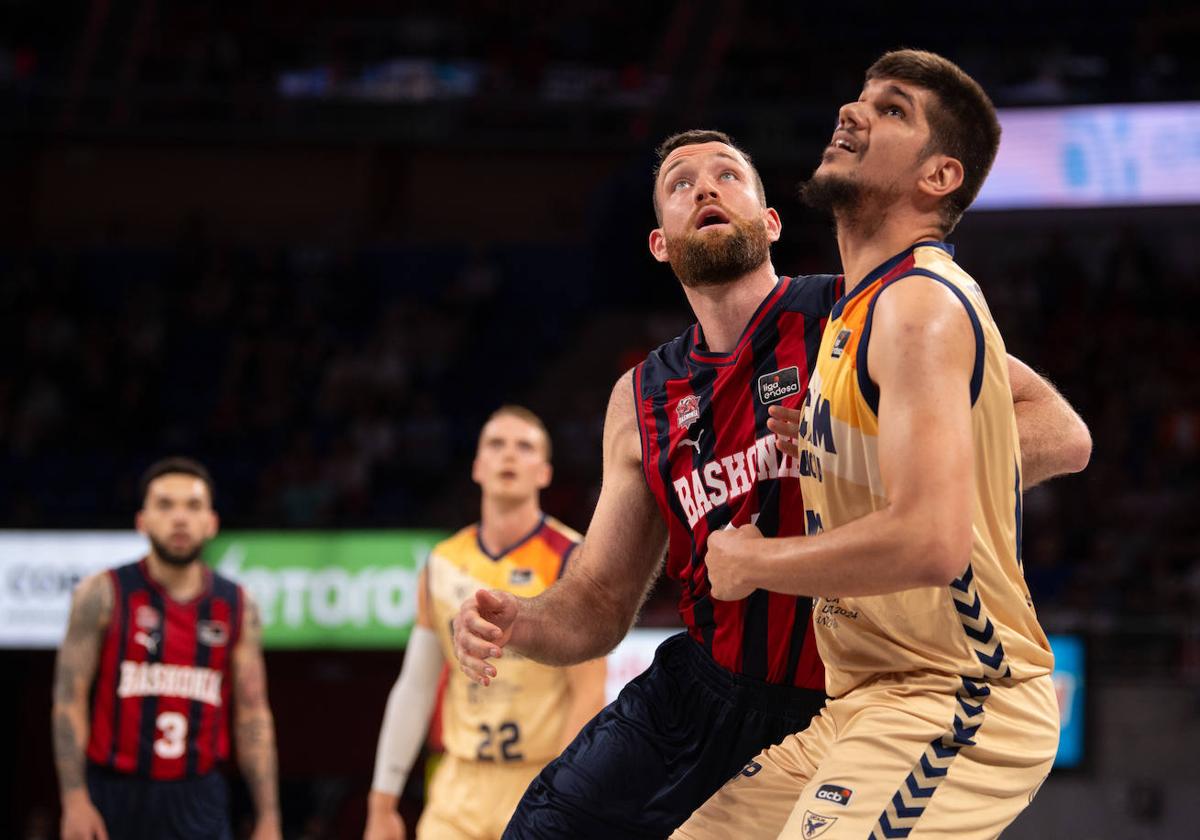 Una jugada del partido entre el Baskonia y el UCAM Murcia.