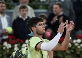 Carlos Alcaraz abandona la Caja Mágica tras su derrota ante Rublev, la semana pasada.