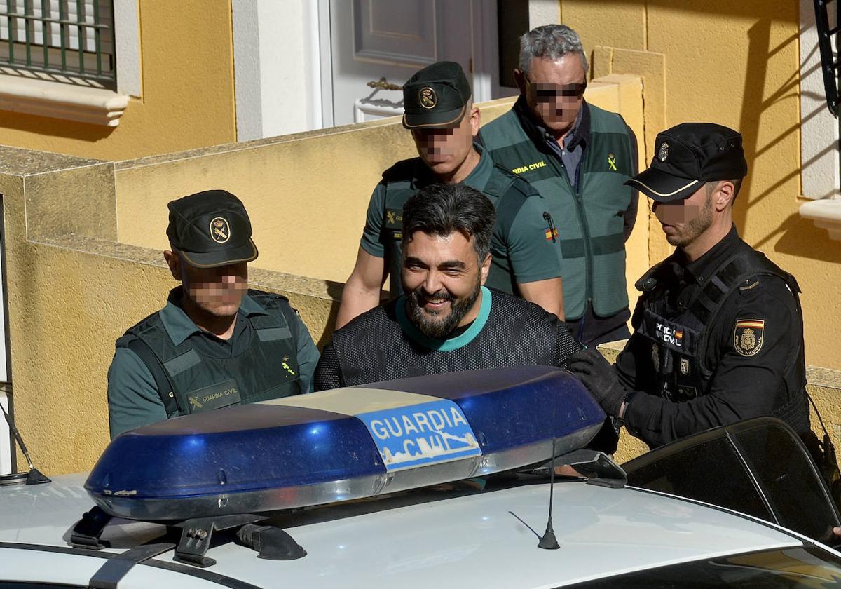 Pedro Sánchez Guirao, 'El Karateca', abandonando sonriente su casa de Bullas, esta semana, tras ser detenido.