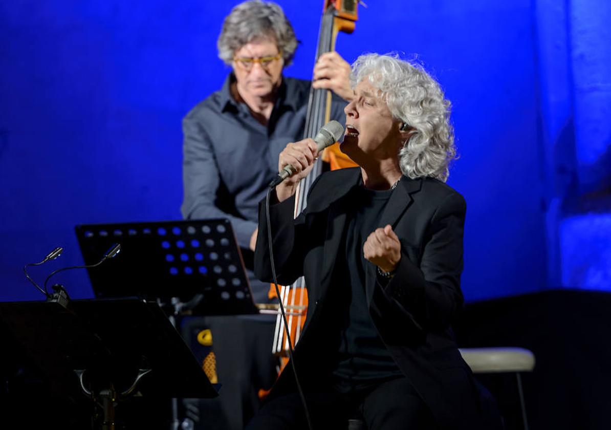 Mayte Martín, anoche, en el recital que ofreció en la plaza de los Apóstoles.