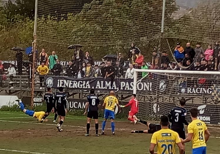 Revilla (izquierda) cabecea en plancha el balón que se estrella en el poste.