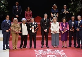 Los premiados posan junto al alcalde, este sábado, en el Teatro Romea.