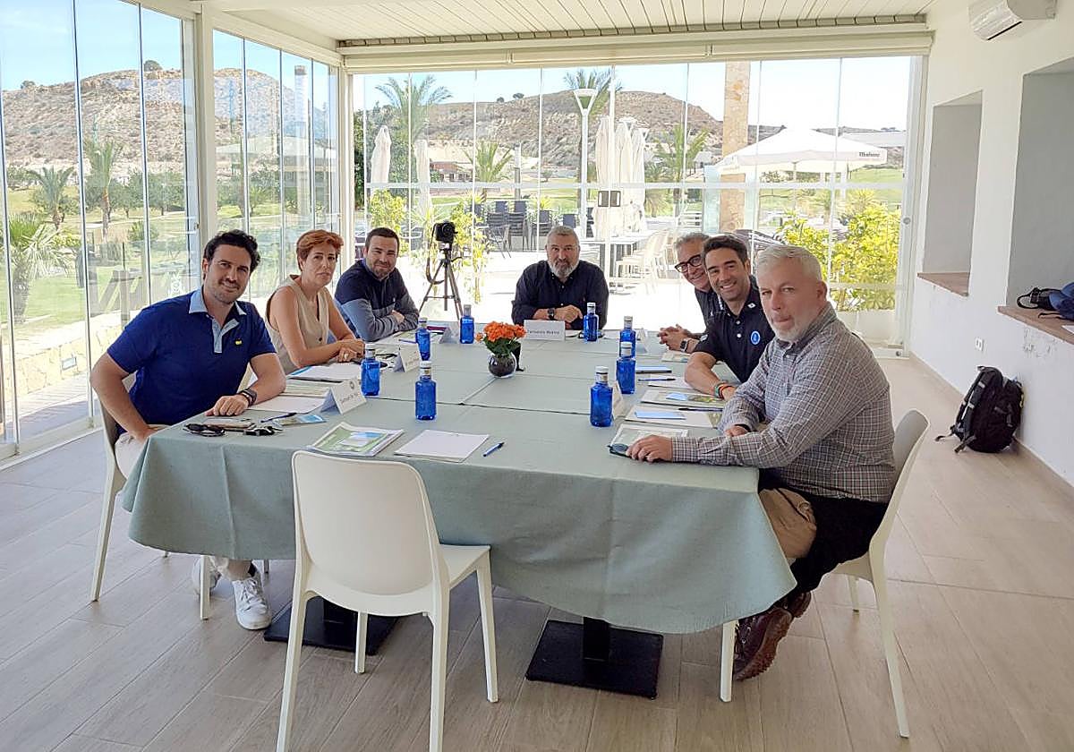 La mesa de trabajo, con el moderador Fernando Molina.