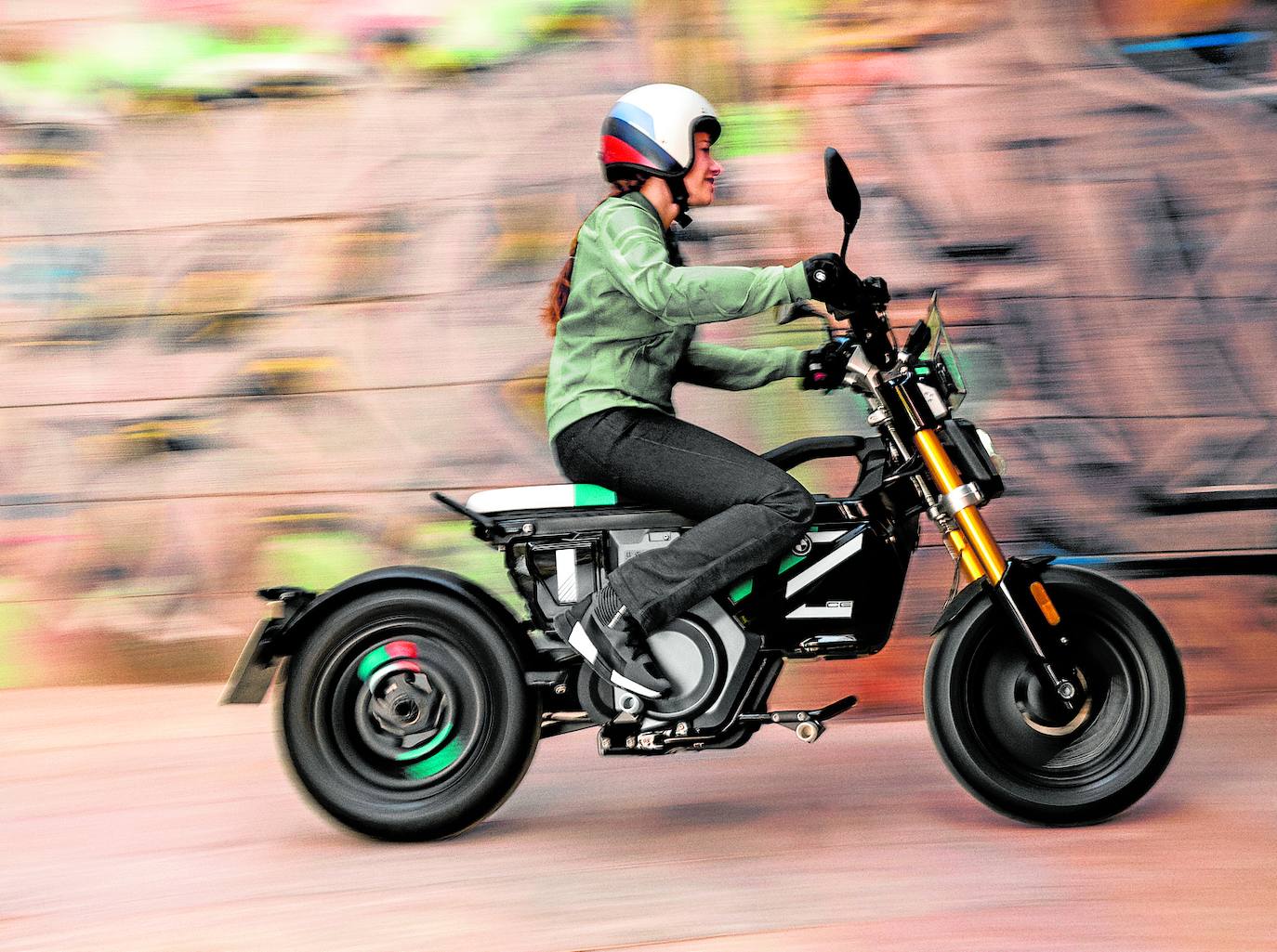 El CE 02 incluye de serie un cargador externo con una potencia de carga de 0,9 kW, que permite realizar los procesos de carga de forma rápida y cómoda en enchufes domésticos.