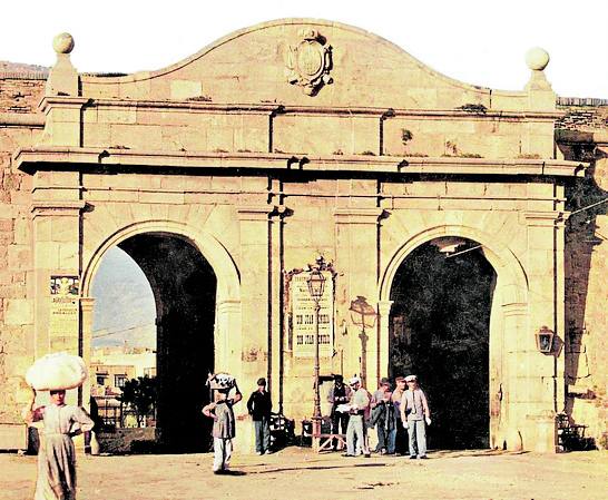 Imagen secundaria 1 - En la parte superior las Puertas de Madrid derribadas en el año 1901. A la izquierda las Puertas de San José derribadas en el año 1902.A la derecha tienda Asilo San Pedro, un patrimonio destruido.