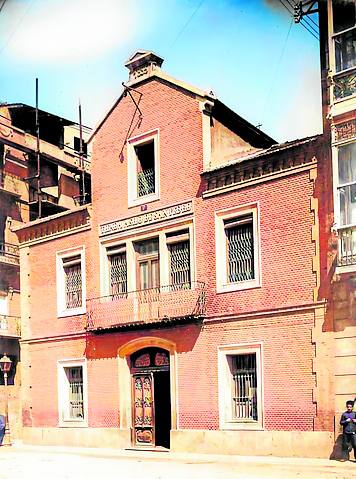 Imagen secundaria 2 - En la parte superior las Puertas de Madrid derribadas en el año 1901. A la izquierda las Puertas de San José derribadas en el año 1902.A la derecha tienda Asilo San Pedro, un patrimonio destruido.