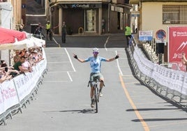 Alejandro Valverde llega a la meta en primera posición.