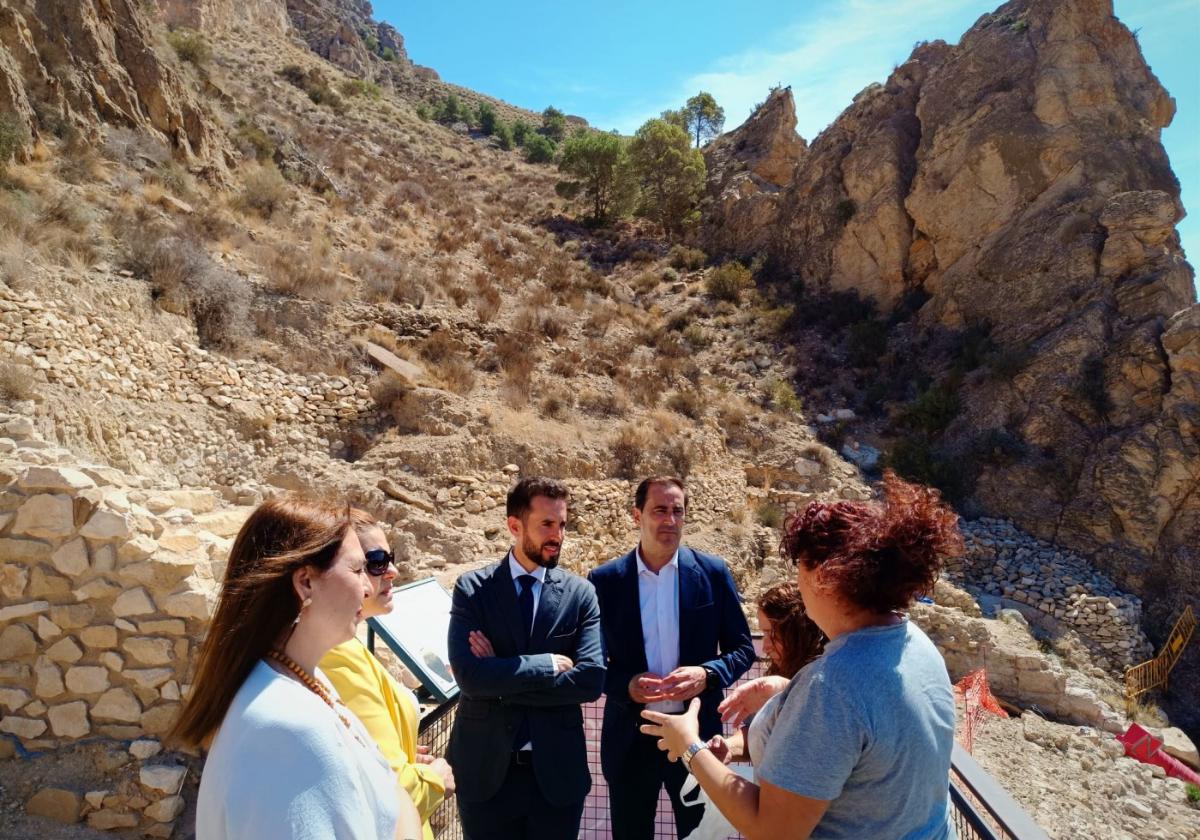 Autoridades y arqueólogos, durante una visita al yacimiento del Salto de la Novia.