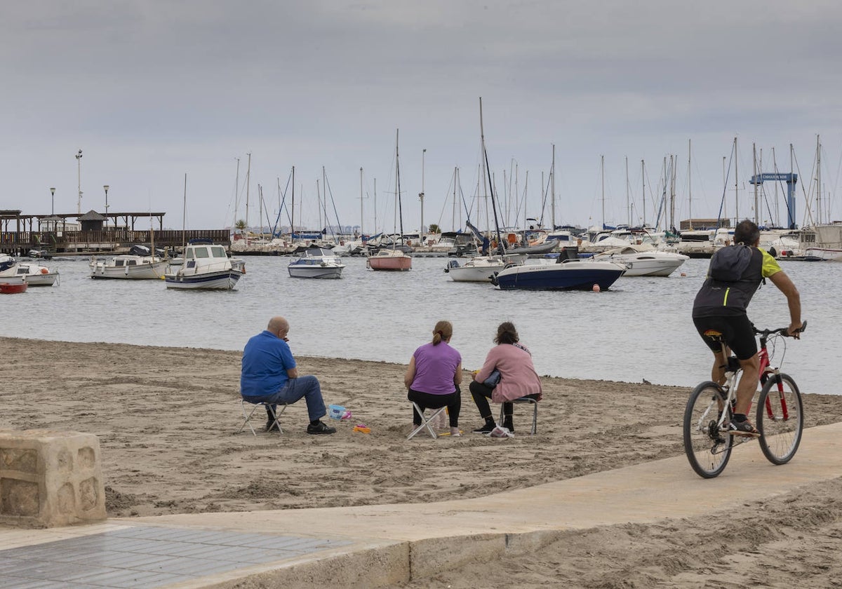 Barcos fondeados en la zona de Los Alcázares, en una foto de abril.