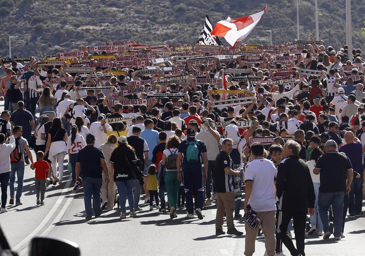 La marea albinegra sube por el puente de Soldado Rosique para animar al equipo antes de la gran final por la salvación.