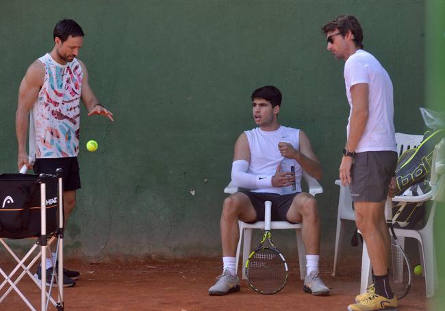 Carlos Alcaraz, junto a su fisio, Juanjo Moreno, y su entrenador, Juan Carlos Ferrero.