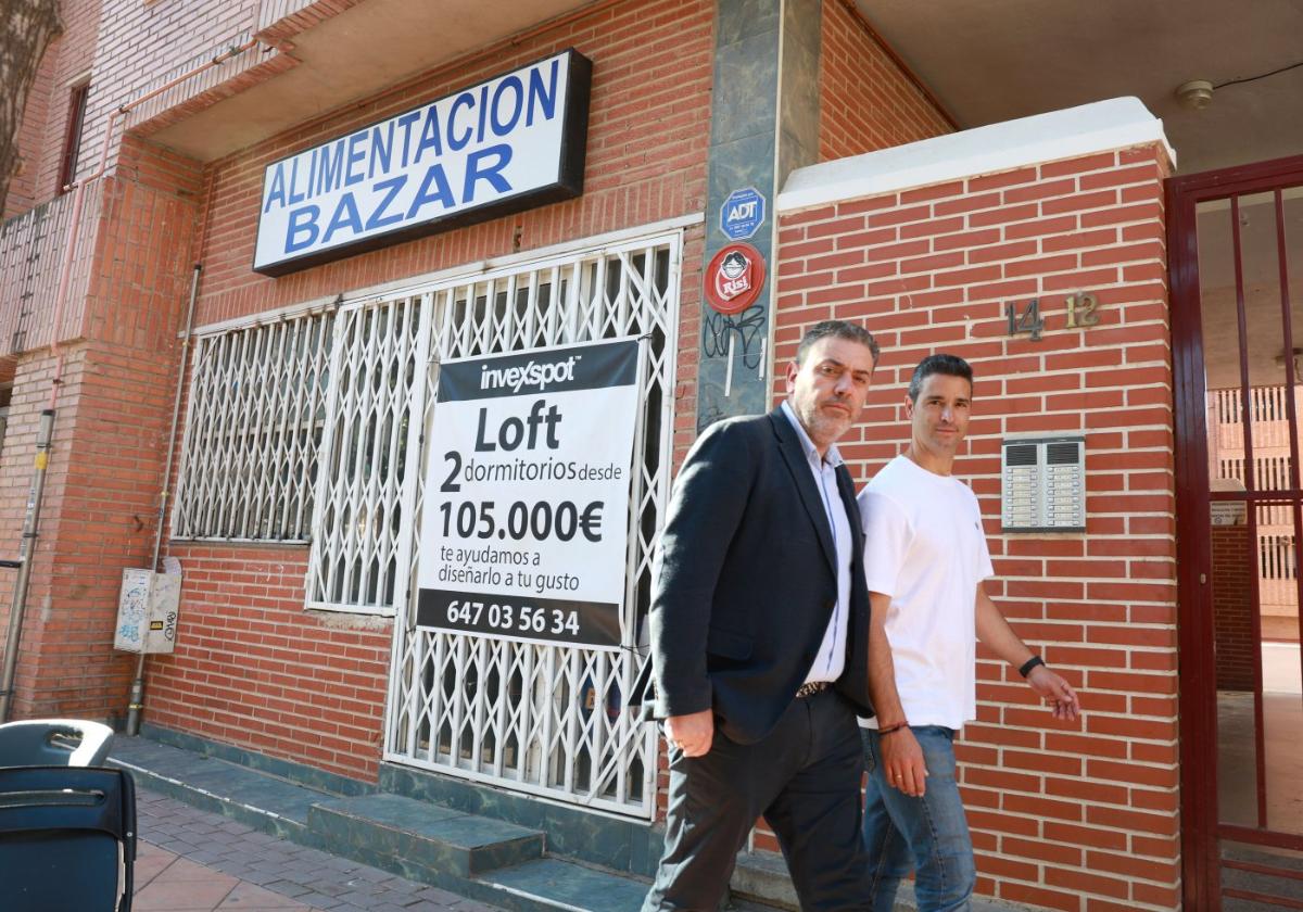 Francisco Javier Mateos y Vicente López, junto al bajo que quieren transformar en el polígono de La Fama.