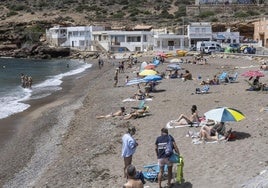 El buen tiempo animó durante el fin de semana las playas de la Región (en la imagen, la del Portús).