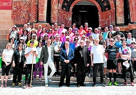 Autoridades y trabajadores del SMS, junto al obispo.