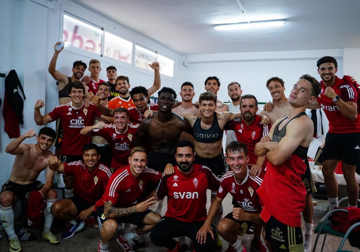 Los jugadores del Real Murcia celebran en el vestuario su victoria de ayer en Antequera.