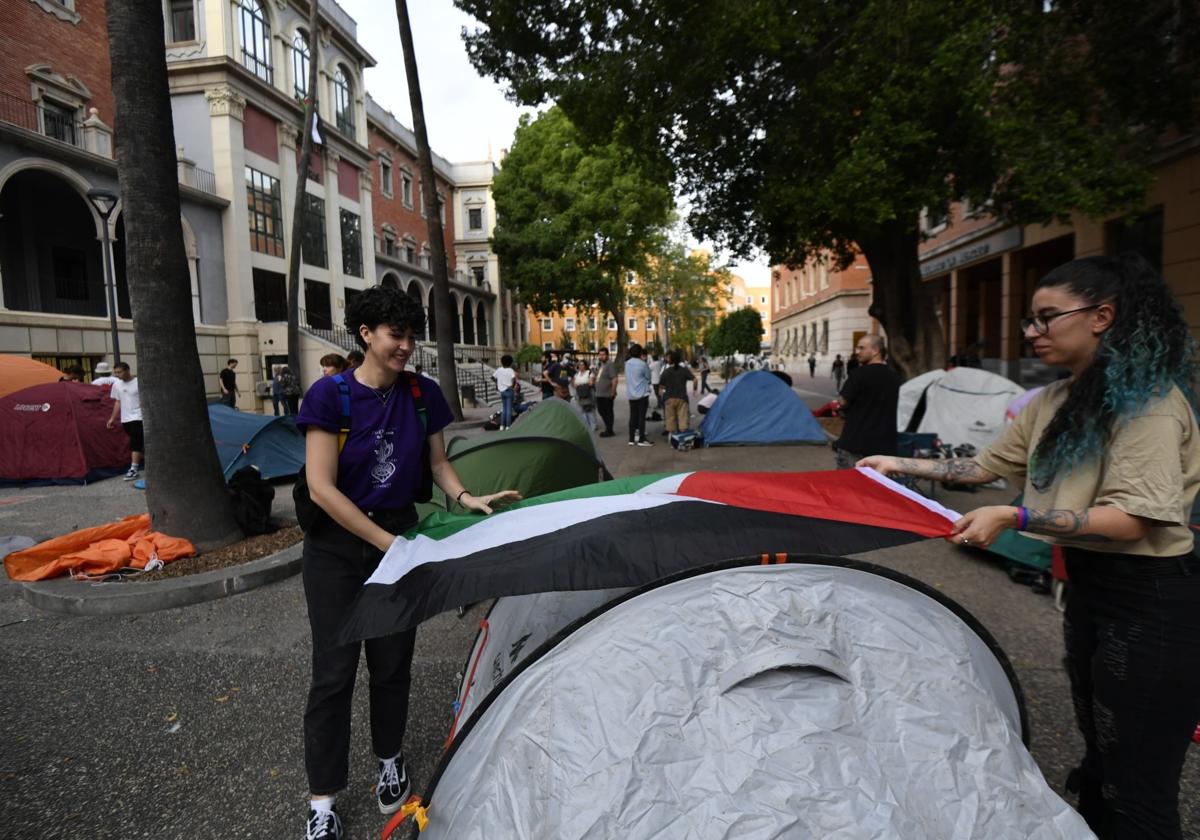 Montaje de la acampada de estudiantes, este lunes, en la plaza de La Merced.