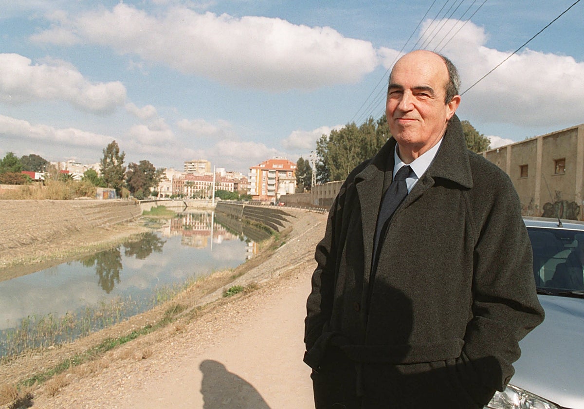 Javier Manterola en el año 2000 en el lugar donde se proyectó la pasarela que lleva su nombre en Murcia.