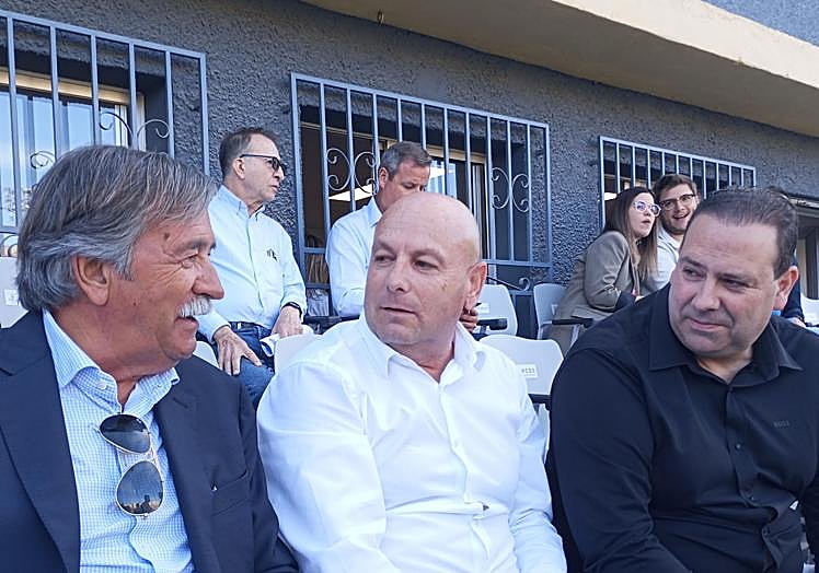 Pedreño hace un comentario a Ángel Pic y al presidente del Orihuela CF, Eloy Moreno (a la derecha).