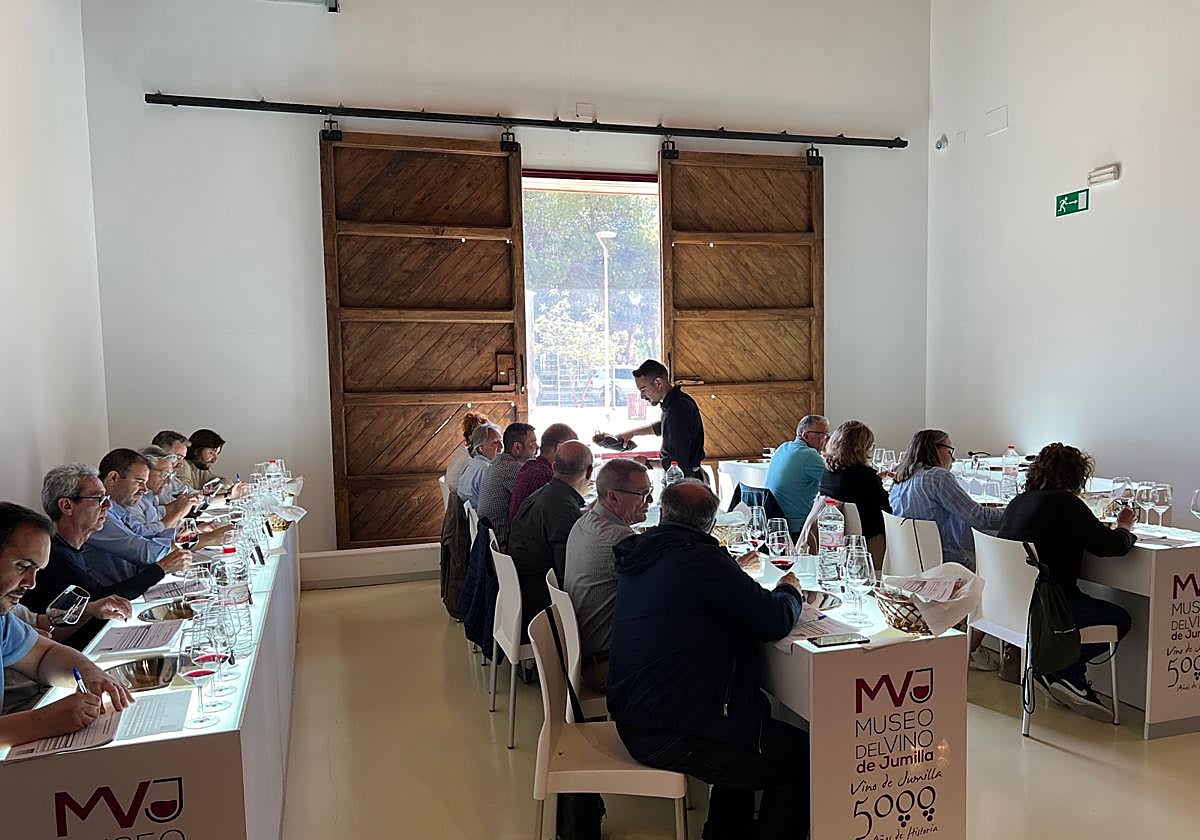 Los expertos del Consejo, durante la cata del pasado viernes.