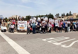 Protesta de usuarios y familiares de Ceom en El Palmar, este lunes.
