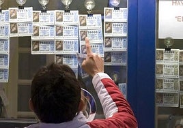 Un cliente eligiendo su décimo de lotería en una administración, en una imagen de archivo.