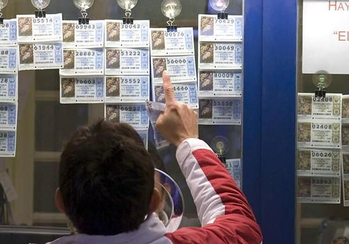 Un cliente eligiendo su décimo de lotería en una administración, en una imagen de archivo.