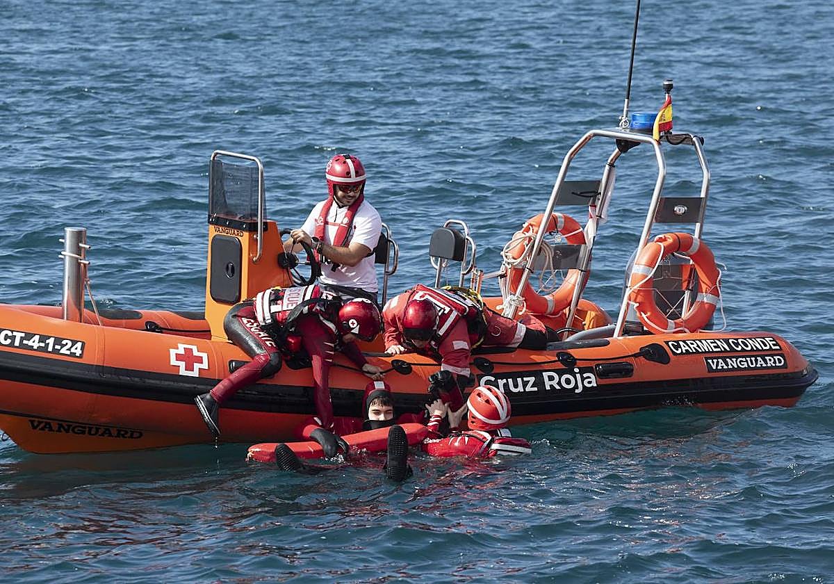 Así fue el simulacro de accidente de un gran buque en el puerto de Cartagena