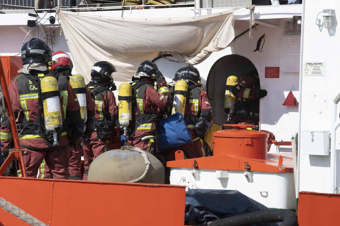 Así fue el simulacro de accidente de un gran buque en el puerto de Cartagena