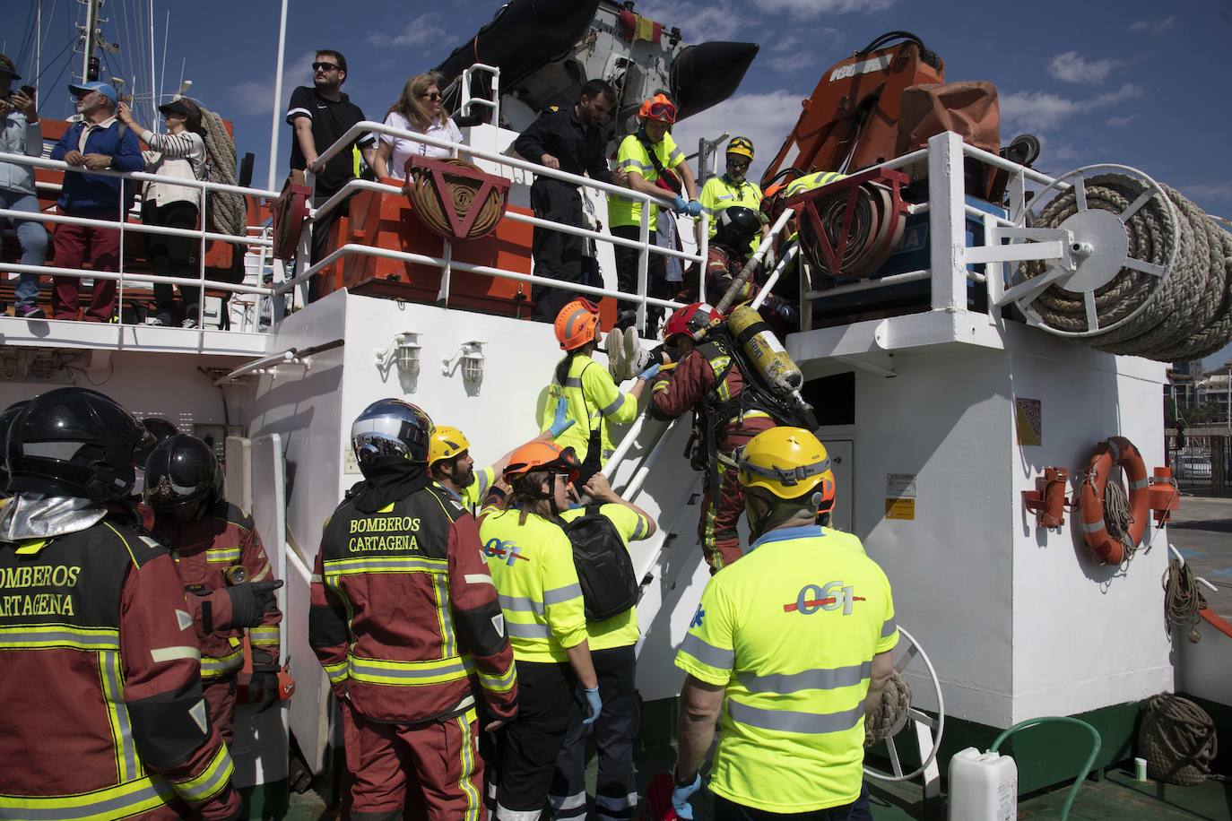 Así fue el simulacro de accidente de un gran buque en el puerto de Cartagena