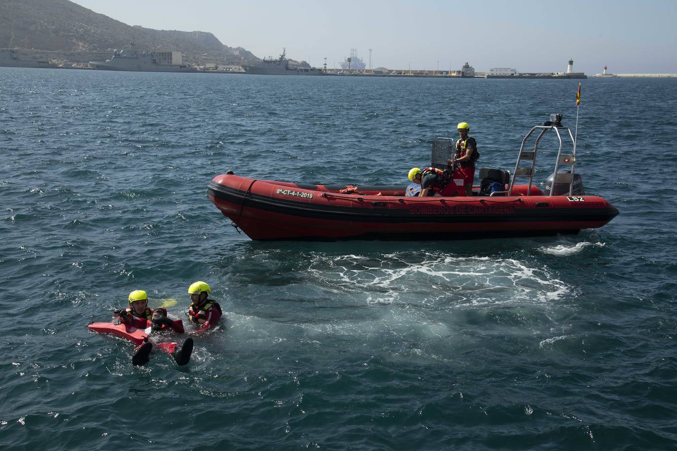 Así fue el simulacro de accidente de un gran buque en el puerto de Cartagena