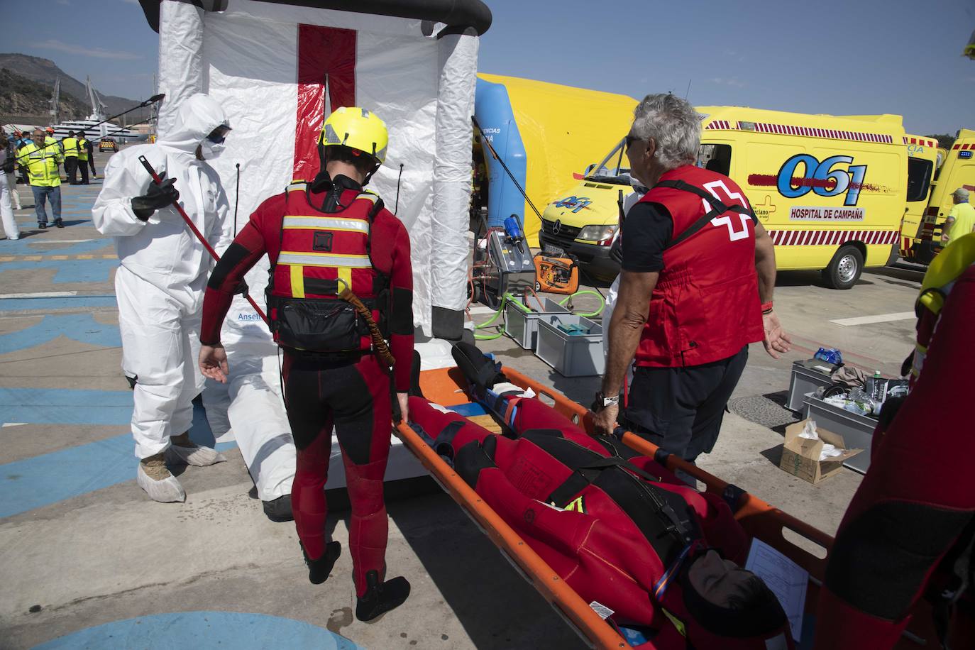 Así fue el simulacro de accidente de un gran buque en el puerto de Cartagena