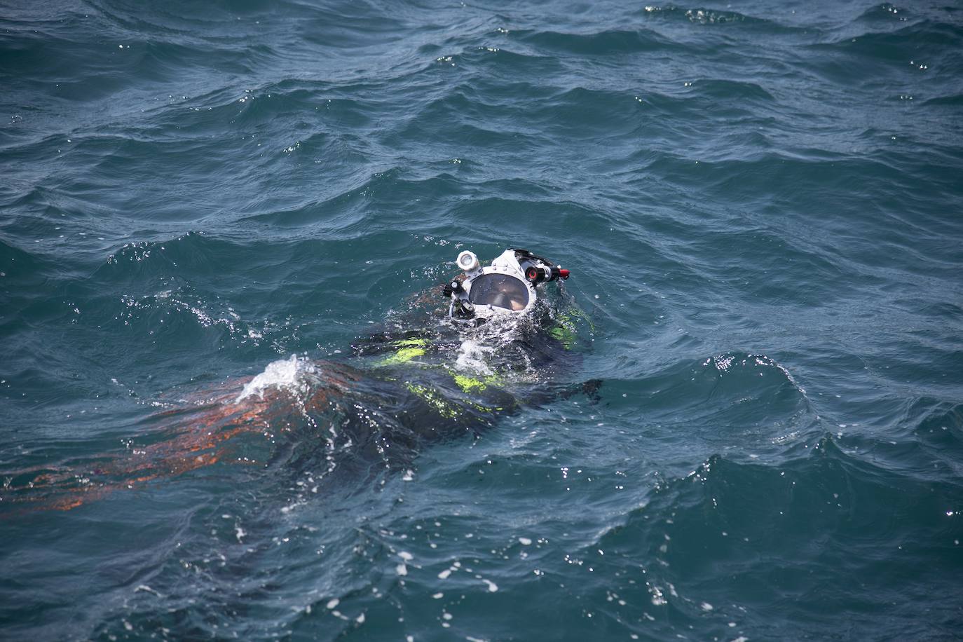 Así fue el simulacro de accidente de un gran buque en el puerto de Cartagena