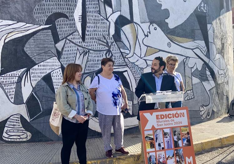 El concejal de Cultura (en el atril), este martes, durante la presentación de la nueva edifición de los Murales de San Isidro. De fondo, el 'Guernica' de Picasso que preside el acceso a este museo al aire libre.