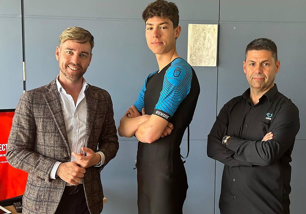 El director general de Deportes, Fran Sánchez, junto a un atleta que luce el biotraje.