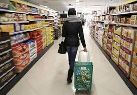 Una mujer realiza la compra en un supermercado.