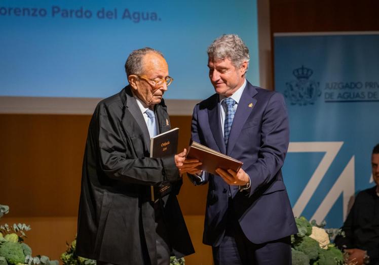 El alcalde, Pepe Vegara, entrega el facsímil de privilegio alfonsino a Antonio Gil Olcina.