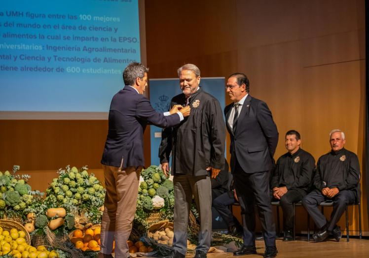 Mazón impone el blusón al recto de la UMH, Juan José Ruiz Martínez.