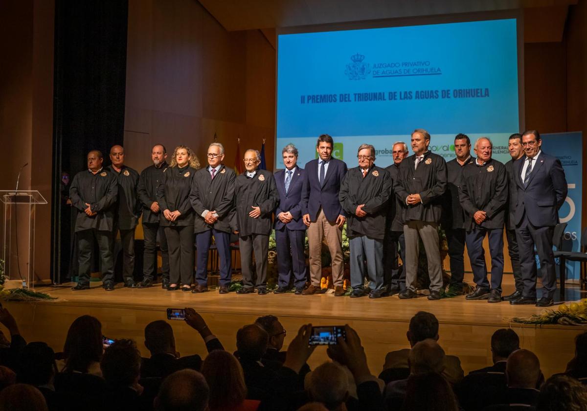 Foto de familia de los miembros del Juzgado de Aguas con los premiados y el president de la Generalitat.