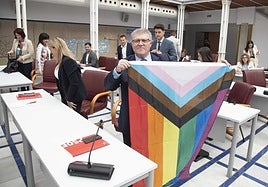 Vélez saca una bandera del colectivo LGTBI durante su turno de réplica.