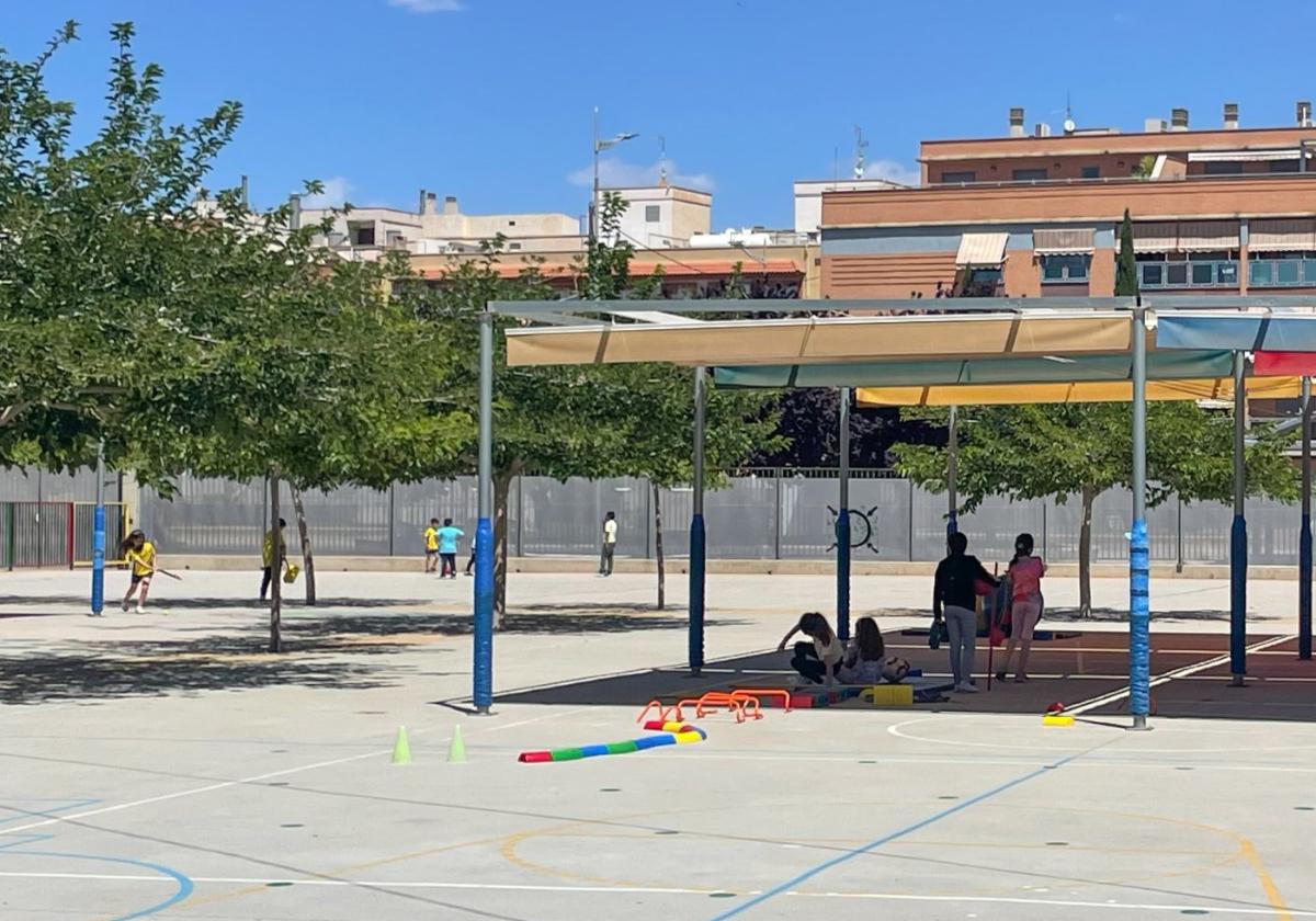 Patio del colegio Sagrado Corazón, cubierto en parte con toldos, a media mañana de ayer.