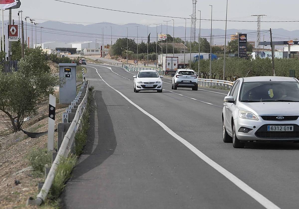 Varios vehículos circulan por la carretera de La Aljorra, con el radar en el lado izquierdo.
