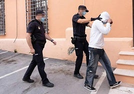 Agentes de la Policía Nacional trasladan al presunto responsable de la muerte de Manuela Romero, tras su arresto, en 2021.