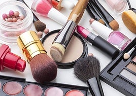 Imagen de archivo de unos productos de maquillaje.