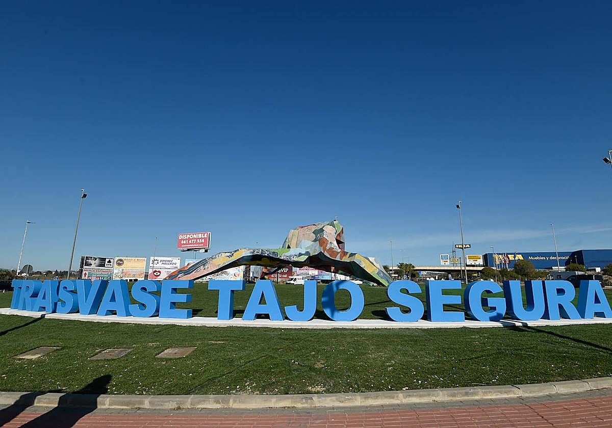 Imagen de archivo del homenaje al trasvase en una rotonda de Murcia.